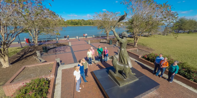 Savannah waving girl statue